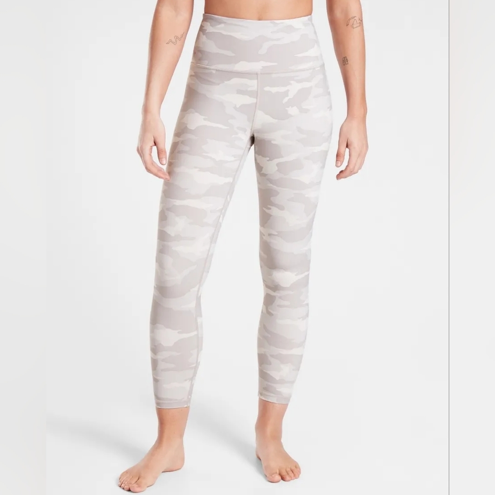 Athleta Elation 7/8 tight in Taupe Camo sz. XS